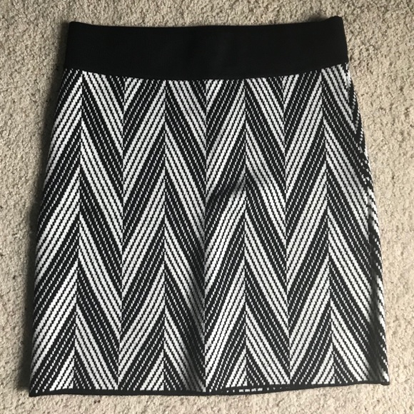 Ann Taylor Dresses & Skirts - Ann Taylor Size S Chevron Skirt